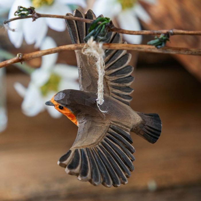Handgeschnitztes fliegendes Rotkehlchen aus Lindenholz mit Hanfband. Naturgetreu bemalte Weihnachts- und Innendekoration von Wildlife Garden.