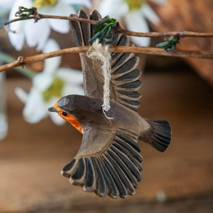 Handgeschnitztes fliegendes Rotkehlchen aus Holz mit Hanfband. Naturgetreu bemalte Weihnachts- und Innendekoration von Wildlife Garden.
