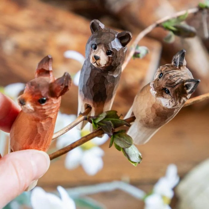 3er-Set handgeschnitzter Waldtiere aus Holz: Bär, Luchs und Eichhörnchen von Wildlife Garden. Handbemalt, für Weihnachtsbaum, Zimmerpflanze und Zweige.