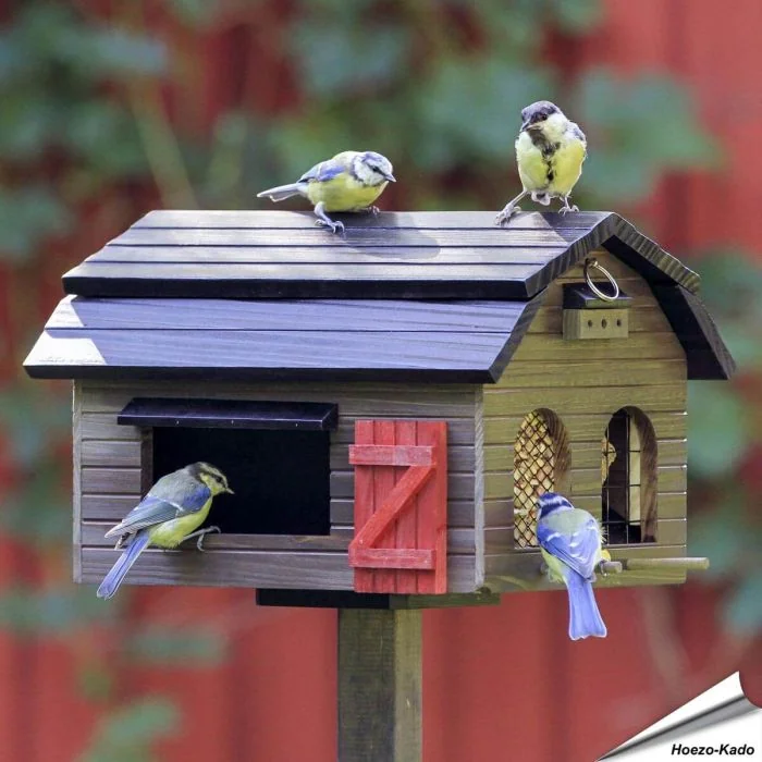 Foderlada Futterscheune Braun von Wildlife Garden ist ein rustikales Futterhaus aus Holz mit vier Futterbereichen für verschiedene Futtersorten.