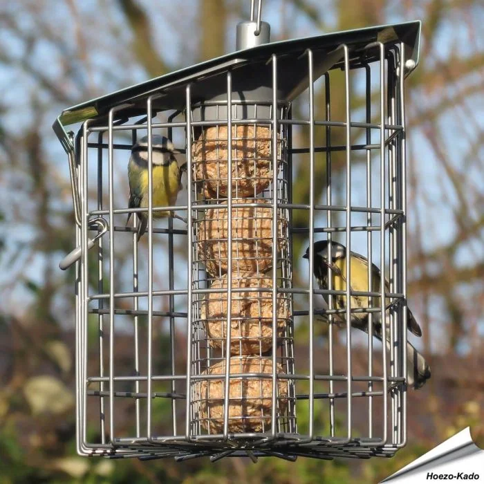 Moderner, hexagonaler Vogel-Futterspender mit Schutzkorb ✔️ Sicher gegen grössere Vögel ✔️ Geeignet für Meisenknödel und Energieblöcke ➤ Bestelle bei Alles für Vögel