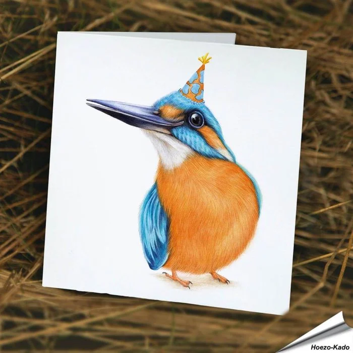 Atemberaubende Geburtstagskarte mit Eisvogel im Partylook ✔️ Handgezeichnet ✔️ Doppelkarte blanko ✔️ FSC-Papier ➤ Jetzt bei Alles für Vögel bestellen