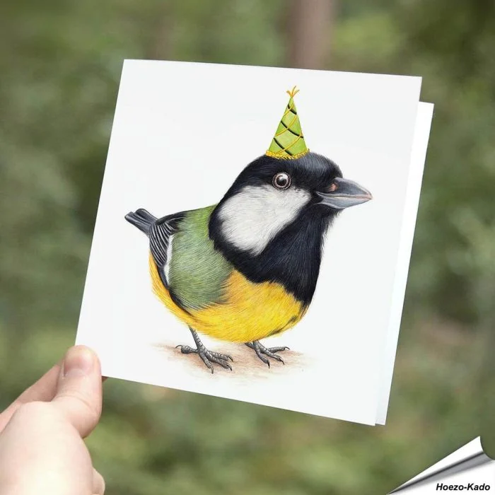Fröhliche Geburtstagskarte mit der Kohlmeise in Partystimmung ✔️ Hand gezeichnet ✔️ Doppelkarte mit leerem Inneren ✔️ FSC-Papier ➤ Alles für Vögel Shop