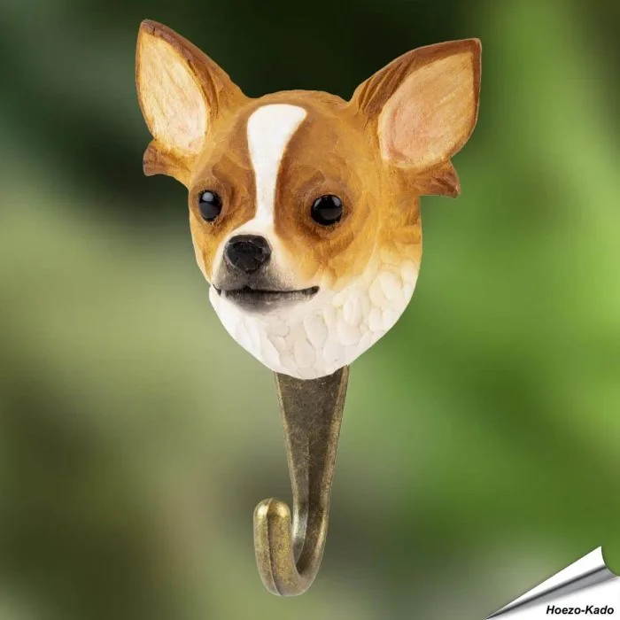 Handgeschnitzter Kleiderhaken Chihuahua von Wildlife Garden mit großen Ohren, weißer Blesse, rotbraunem Hundekopf und Metallhaken.