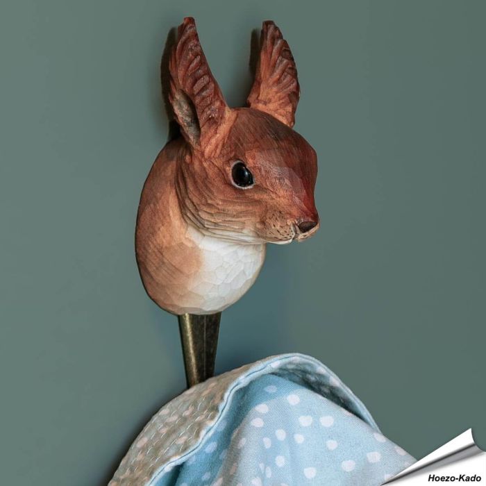 Handgemachter Holz-Kleiderhaken mit Eichhörnchen-Kopf von Wildlife Garden ✔️ Naturgetreu bemalt ✔️ Geschenkidee für Tier- und Naturliebhaber ✔️ Bestelle bei Alles für Vögel