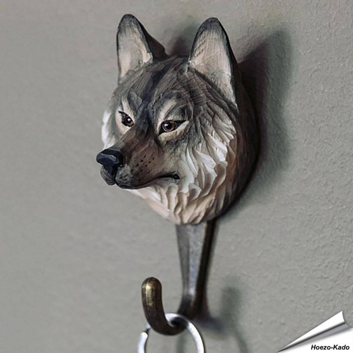 Handgefertigter Kleiderhaken mit Wolf-Motiv ✔️ Mit ungiftigen Farben naturgetreu bemalt ✔️ Tragkraft: 10 kg ✔️ Originelles Geschenk für Vogel- und Naturliebhaber ➤ Bestelle online bei Alles für Vögel