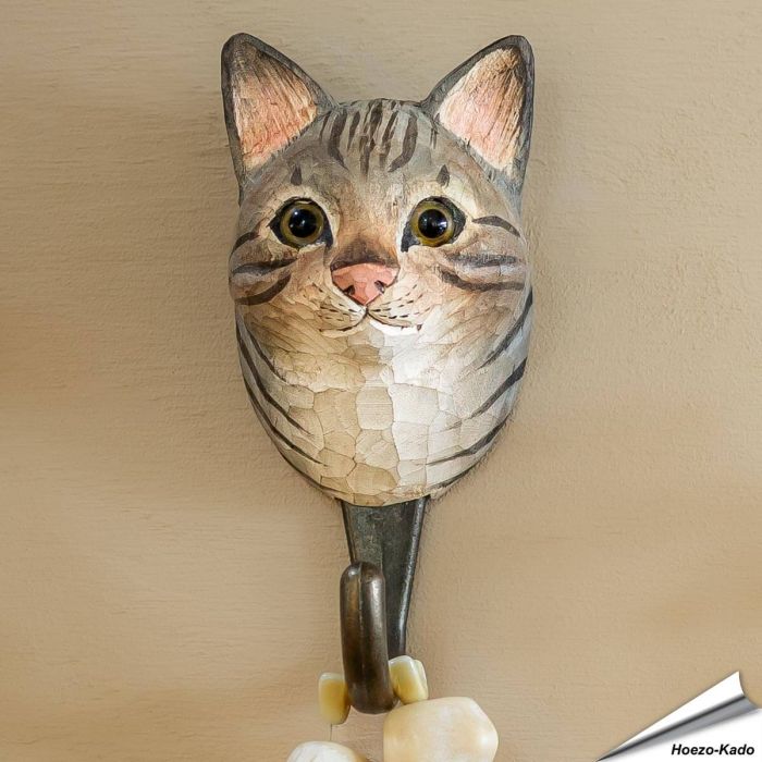 Handgemachter Holz-Kleiderhaken mit Katzen-Kopf (getigert) ✔️ Naturgetreu bemalt ✔️ Geschenkidee für Katzen- und Naturliebhaber ➤ Bestelle im Alles für Vögel Shop