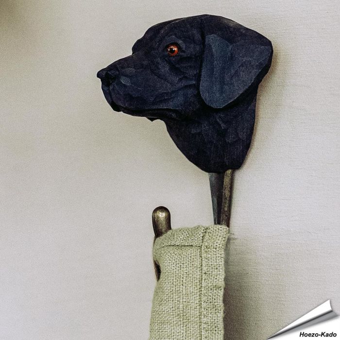 Handgeschnitzter Kleiderhaken Labrador Retriever von Wildlife Garden mit schwarzem Hundekopf, Glasaugen und Metallhaken. Ca. 6 x 7 x 10 cm.