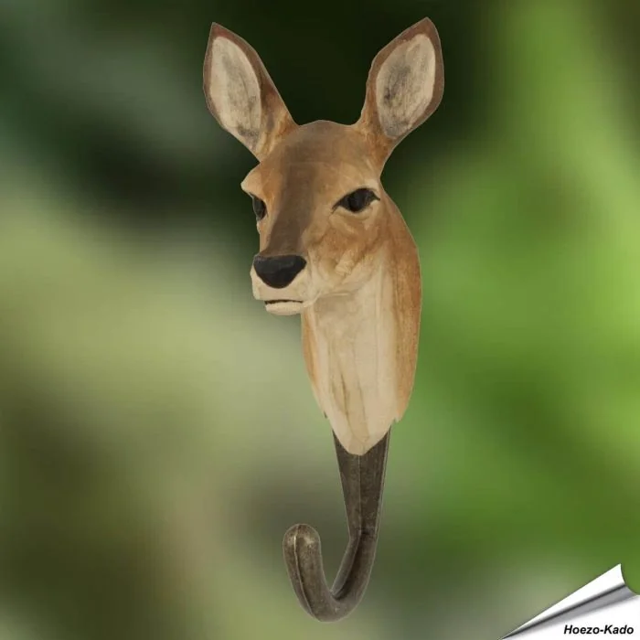 Handgeschnitzter Kleiderhaken Reh von Wildlife Garden aus Holz, mit Glasaugen und bronzefarbenem Metallhaken. Dekorativ und praktisch für die Wand.