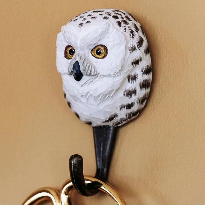 Kleiderhaken Schneeeule von Wildlife Garden an der Wand mit weißem Eulenkopf, dunkler Zeichnung und Metallhaken