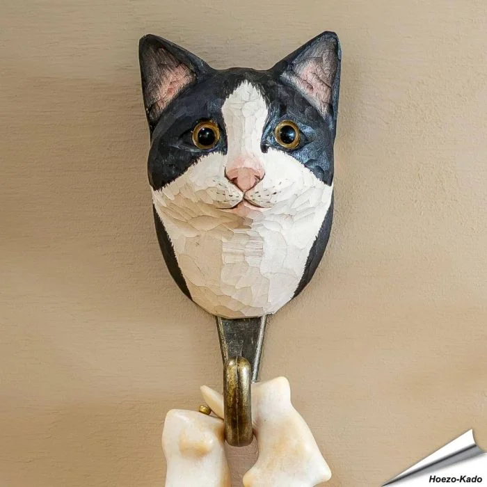 Handgemachter Holz-Kleiderhaken mit Katzen-Kopf (schwarz-weiß) ✔️ Naturgetreu bemalt ✔️ Geschenkidee für Katzen- und Naturliebhaber ➤ Bestelle im Alles für Vögel Shop