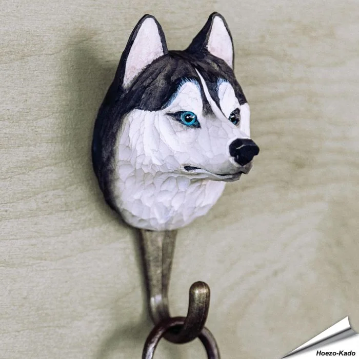Handgeschnitzter Kleiderhaken Sibirischer Husky von Wildlife Garden mit schwarz-weißer Gesichtszeichnung, hellen Augen und Metallhaken. Ca. 5,5 x 6,5 x 12 cm.
