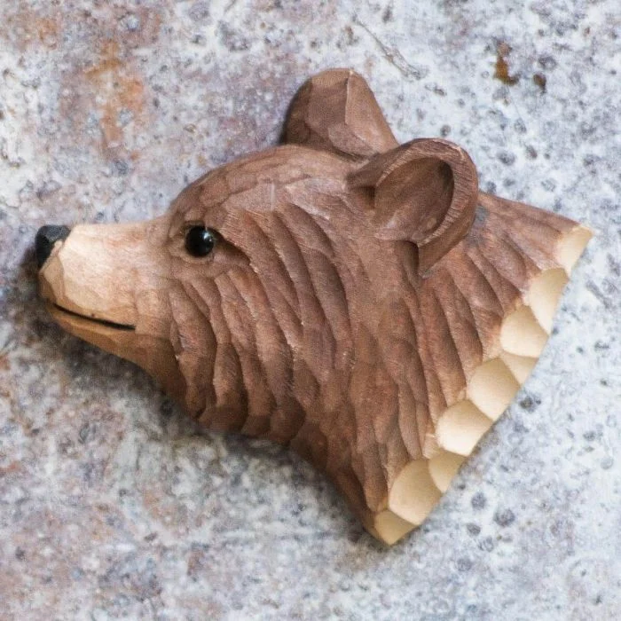 Kühlschrankmagnet Braunbär aus Holz von Wildlife Garden mit braunem Fell, runden Ohren und heller Schnauze auf einer grau gesprenkelten Metallfläche.