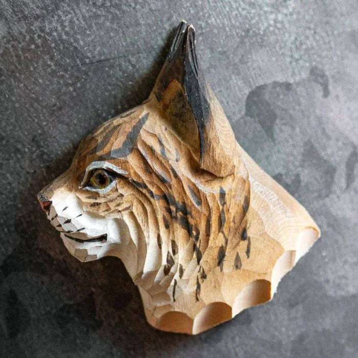 Kühlschrankmagnet Luchs aus Holz von Wildlife Garden mit schwarzen Ohrpinseln, braun geflecktem Fell und heller Schnauze auf einer dunkelgrauen Metallfläche.