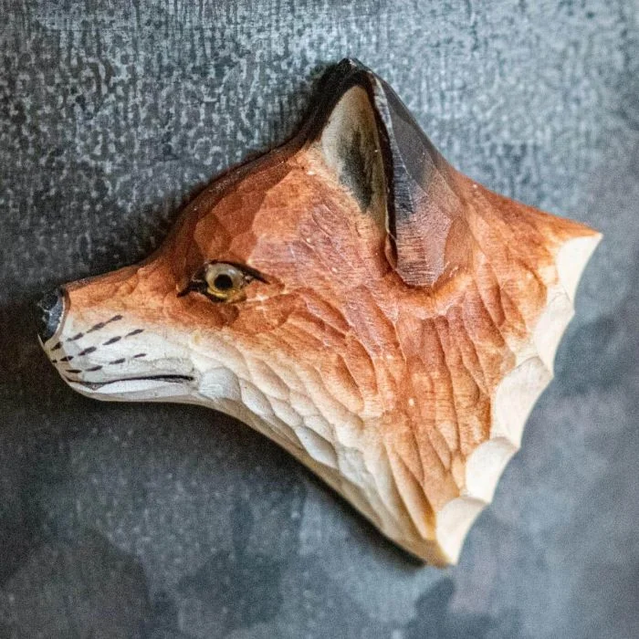 Kühlschrankmagnet Fuchs aus Holz von Wildlife Garden mit rotbraunem Fell, spitzen Ohren und weißer Schnauze auf einer dunkelgrauen Metallfläche.