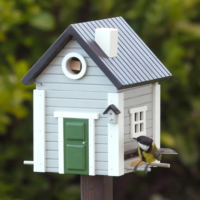 Multiholk Graues Haus von Wildlife Garden kombiniert Nistkasten und Futterhaus in einem. Mit hellgrauer Fassade, 32 mm Einflugöffnung und skandinavisch inspiriertem Design.