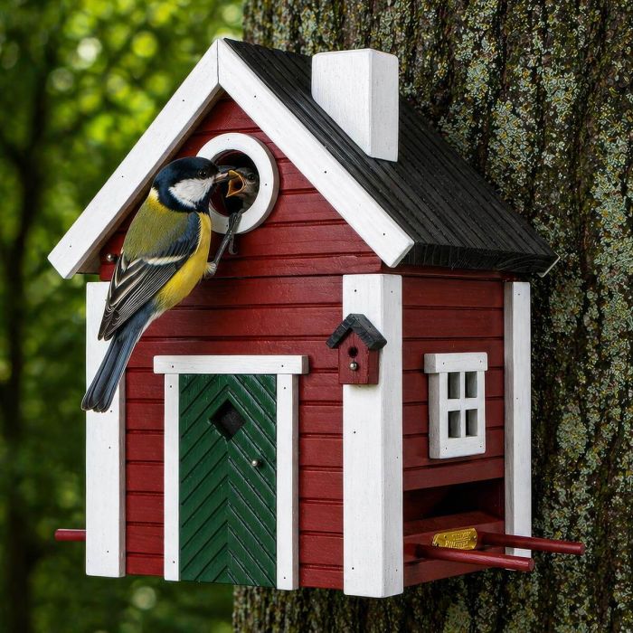 Multiholk Schwedenkate von Wildlife Garden: Nistkasten und Futterhaus in einem, für kleine Gartenvögel und inspiriert von skandinavischer Architektur.