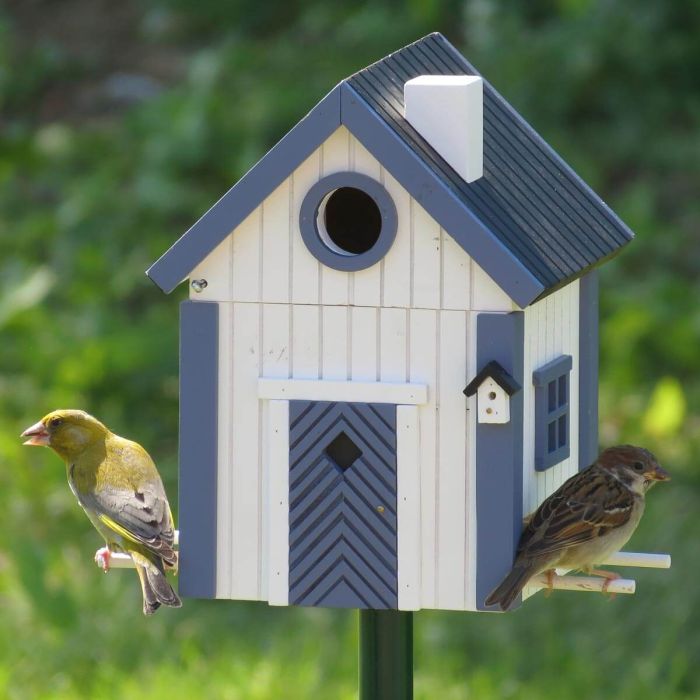 Multiholk Seeschuppen von Wildlife Garden: Nistkasten und Futterhaus in einem für kleine Gartenvögel, inspiriert von skandinavischer Küstenarchitektur.
