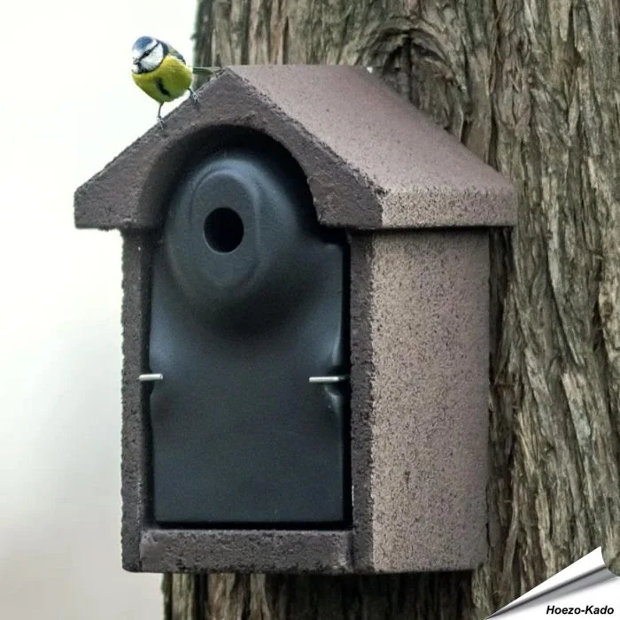 Nistkasten aus Holzbeton für Blaumeisen (braun) ✔️ 28mm Einflugloch für Gartenvögel ✔️ Robuste Konstruktion - Langlebigkeit ✔️ Nachhaltig - FSC 100% ➤ Bestelle jetzt bei Alles für Vögel