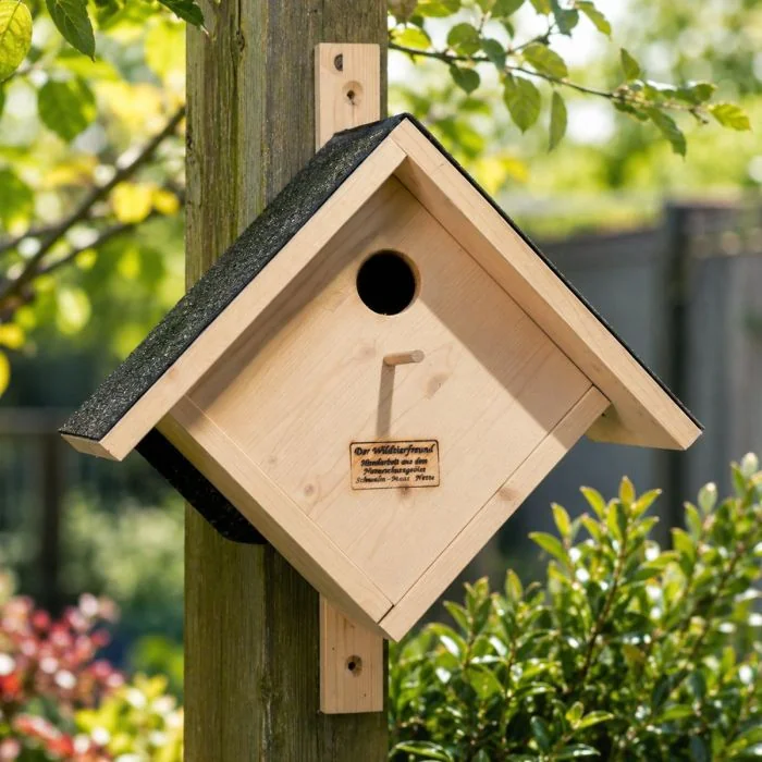 Geräumiger Nistkasten für Stare aus Holz mit 45 mm Einflugloch, Dachpappe, Sitzstange und aufklappbarer Konstruktion. Maße 40 x 22,5 x 50,5 cm.