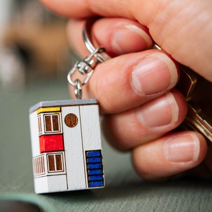 Handgefertigter Schlüsselanhänger aus Lindenholz im Design der Multiholk De Stijl. Ein originelles Geschenk für Vogel-, Natur- und Skandinavienliebhaber.