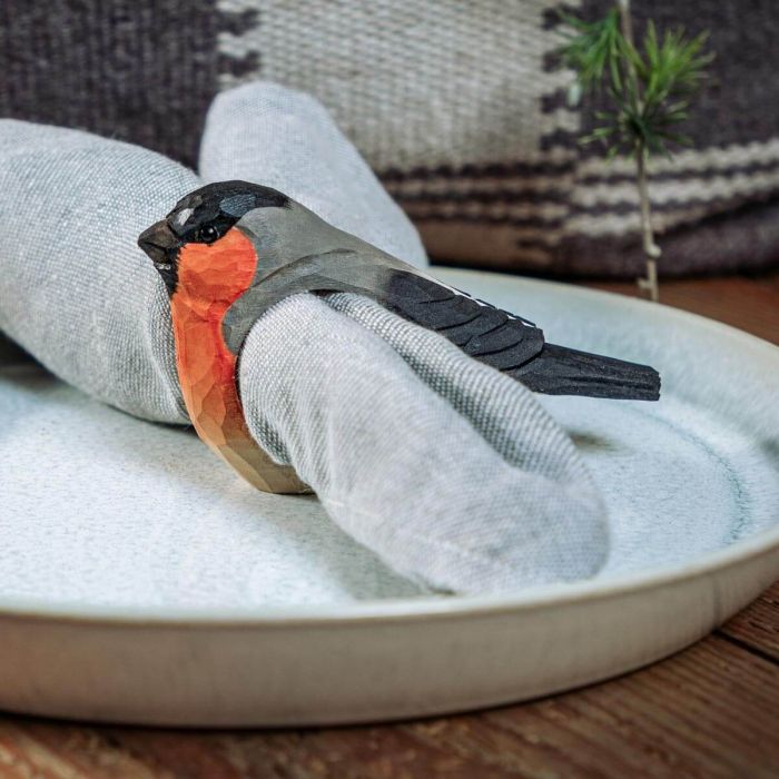 Handgeschnitzter Serviettenring mit Rotkehlchen aus Holz. Naturgetreu von Hand bemalt und ideal als Tischdekoration oder Geschenk für Vogelfreunde.