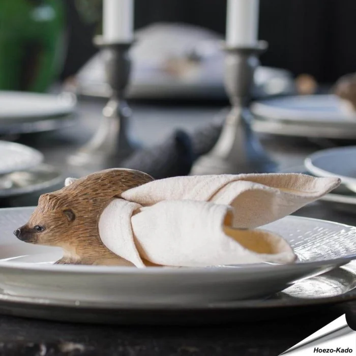 Handgeschnitzter Serviettenring Igel von Wildlife Garden aus Holz mit feiner Stachelzeichnung und Glasaugen. Für Stoff- und Papierservietten.
