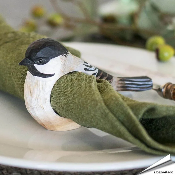 Handgeschnitzter Serviettenring Sumpfmeise von Wildlife Garden aus Holz mit schwarzer Kopfplatte und hellen Wangen. Für Stoff- und Papierservietten.