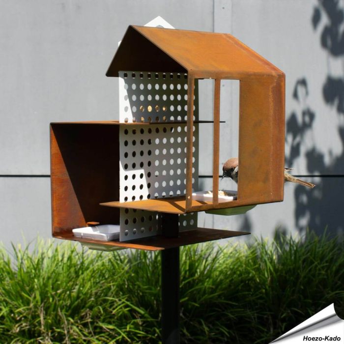 Stilvolles Vogelfutterhaus auf Standfuß aus Cortenstahl ✔️ Drei Ebenen für Samen, Wasser & Meisenknödel ➤ Jetzt online bestellen bei Alles für Vögel