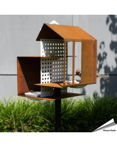 Stilvolles Vogelfutterhaus auf Standfuß aus Cortenstahl ✔️ Drei Ebenen für Samen, Wasser & Meisenknödel ➤ Jetzt online bestellen bei Alles für Vögel