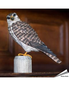 Realistischer, handgeschnitzter Merlin (Raubvogel) ✔️ Mit ungiftigen Farben naturgetreu bemalt ✔️ Originelles Geschenk für Vogel- und Naturliebhaber ✔️ Kaufe online bei Alles für Vögel