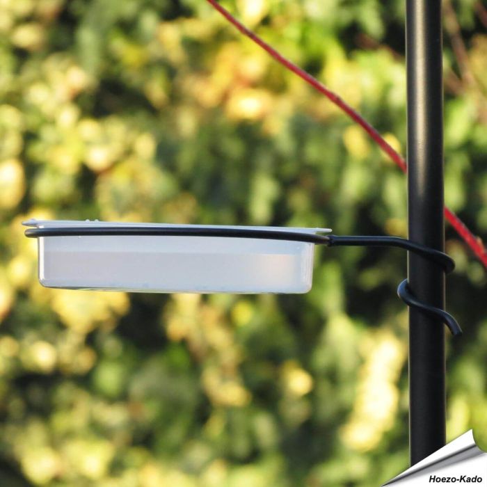 Schaffe eine zusätzliche Trinkgelegenheit mit der Wrap-around Wasserschale ✔️ Kompatibel mit Pfahl Ø 22mm ✔️ Hergestellt aus robustem, pulverbeschichtetem Stahl / Polycarbonat ✔️ Kaufe online bei Alles für Vögel