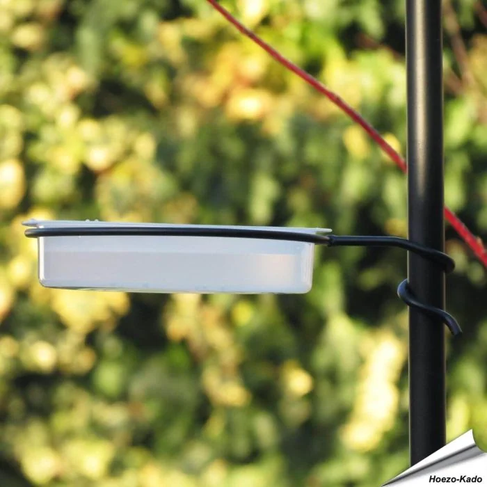 Schaffe eine zusätzliche Trinkgelegenheit mit der Wrap-around Wasserschale ✔️ Kompatibel mit Pfahl Ø 22mm ✔️ Hergestellt aus robustem, pulverbeschichtetem Stahl / Polycarbonat ✔️ Kaufe online bei Alles für Vögel