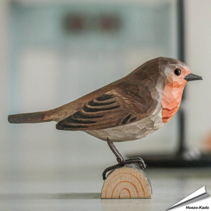 Handgeschnitztes Rotkehlchen in Naturgrösse ✔️ Mit ungiftigen Farben naturgetreu bemalt ✔️ Originelles Geschenk für Vogel- und Naturliebhaber ✔️ Kaufe online bei Alles für Vögel
