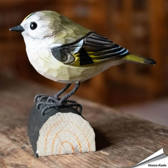 DecoBird - Wintergoldhähnchen | Handgeschnitzter Holzvogel