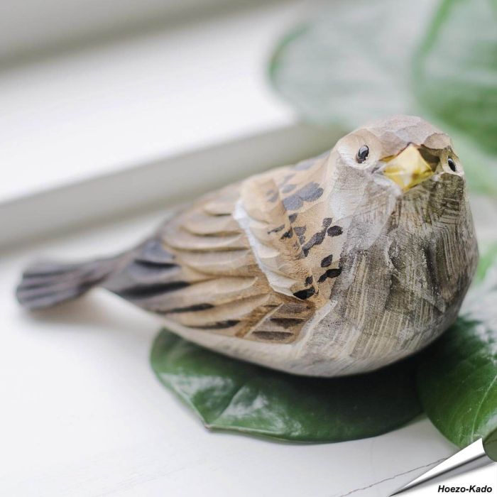 Junger Haussperling / Hausspatz | Handgeschnitzter Holzvogel