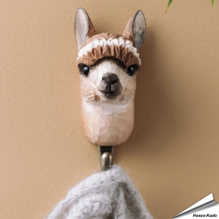 Handgefertigter Kleiderhaken mit Alpaka-Motiv ✔️ Naturgetreu und mit ungiftigen Farben bemalt ✔️ Tragkraft: 10 kg ✔️ Originelles Geschenk für Tierliebhaber und Naturfreunde ➤ Bestelle online bei Alles für Vögel