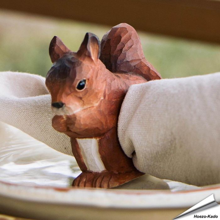 Serviettenring aus Holz - Eichhörnchen ✔️ Handgeschnitzt und bemalt ✔️ Vielseitige Dekoration - Naturgetreu geformt ✔️ Jetzt online kaufen bei Alles für Vögel