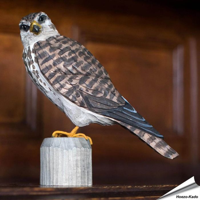 Realistischer, handgeschnitzter Merlin (Raubvogel) ✔️ Mit ungiftigen Farben naturgetreu bemalt ✔️ Originelles Geschenk für Vogel- und Naturliebhaber ✔️ Kaufe online bei Alles für Vögel