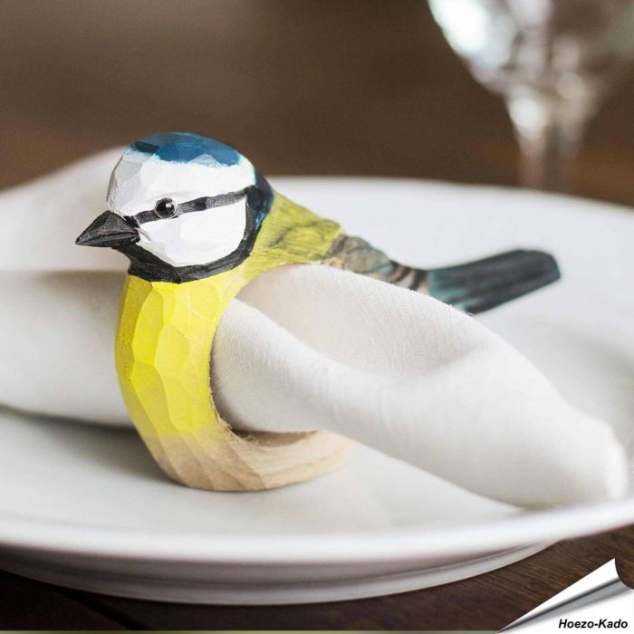 Serviettenring aus Holz - Blaumeise ✔️ Handgeschnitzt und bemalt ✔️ Vielseitige Dekoration - Naturgetreu geformt ✔️ Jetzt online bestellen bei Alles für Vögel