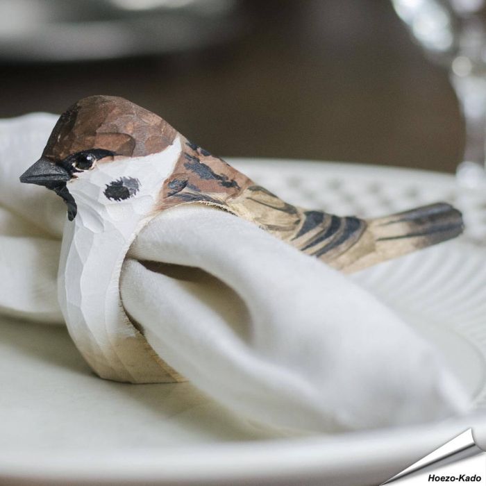 Serviettenring aus Holz - Feldsperling ✔️ Handgeschnitzt und bemalt ✔️ Vielseitige Dekoration - Naturgetreu geformt ✔️ Jetzt online kaufen bei Alles für Vögel