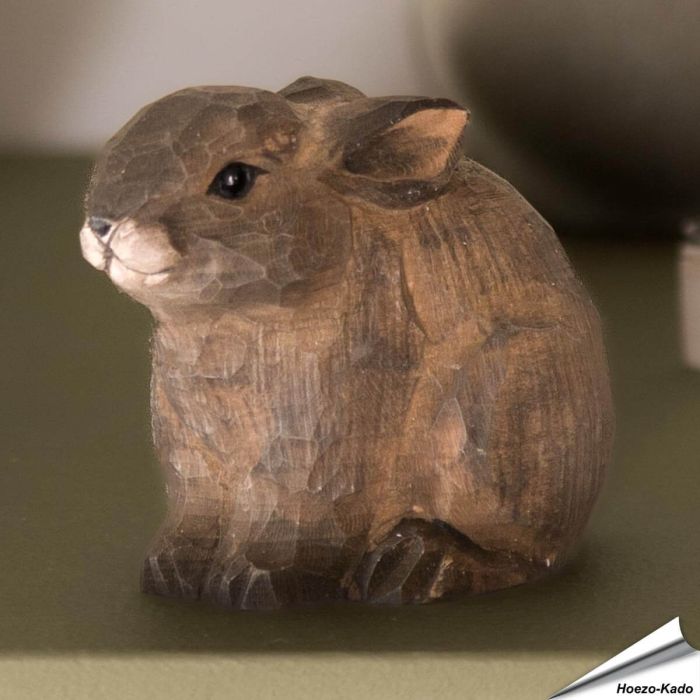 Handgeschnitzte, junges Kaninchen in Naturgrösse ✔️ Mit ungiftigen Farben naturgetreu bemalt ✔️ Originelles Geschenk für Tier- und Naturliebhaber ➤ Bestelle direkt bei Alles für Vögel
